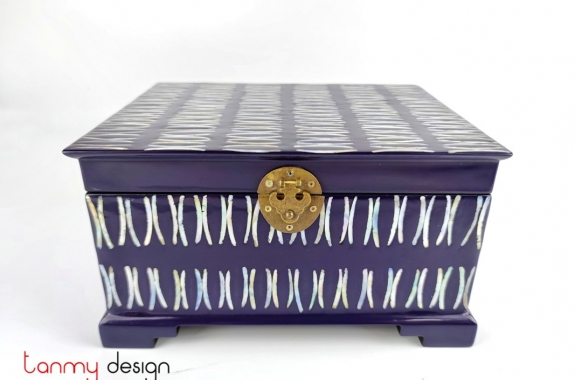 Rectangular lacquer box with solid stand and attached with pearls 24.5x19.5x H13.5 cm
